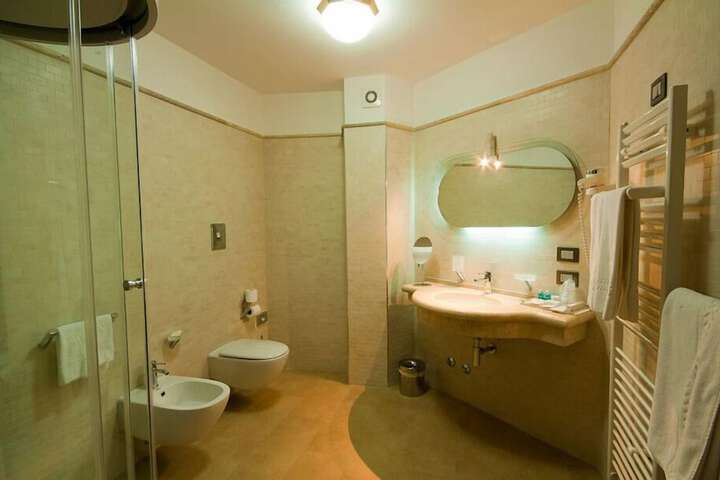 Room 9 of 27