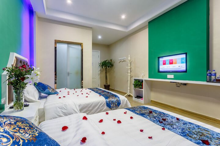 Room 4 of 12