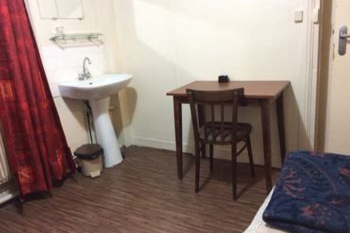 Room 25 of 28
