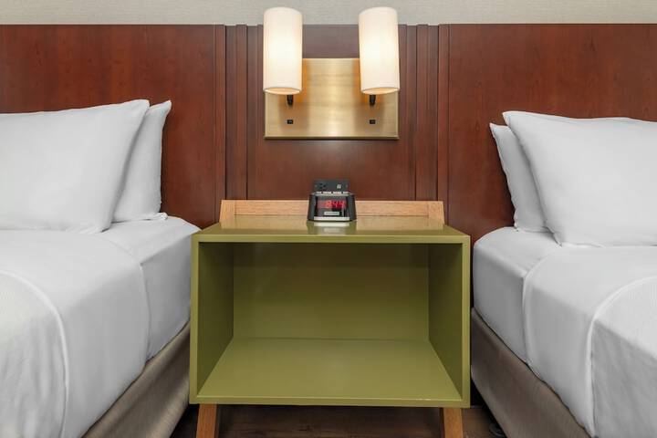 2 Queen Beds (8 of 13)