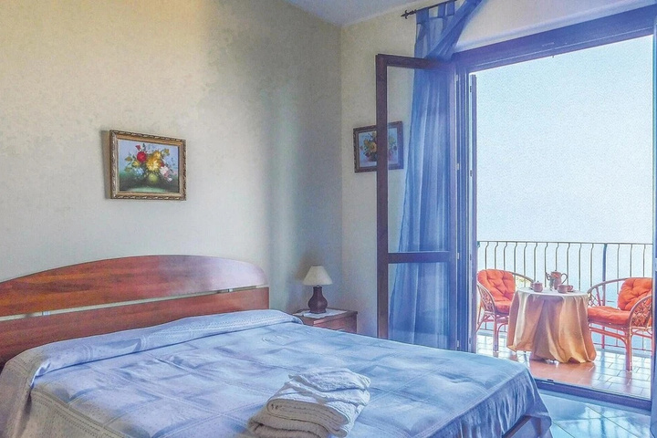 Room 4 of 13