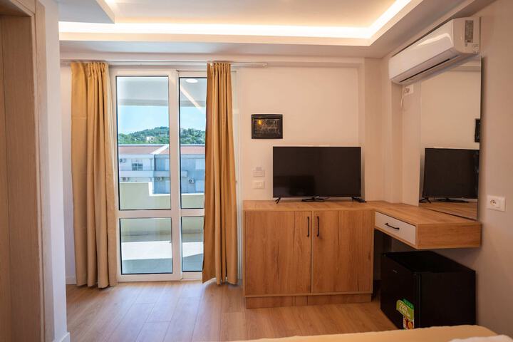 Room 9 of 32