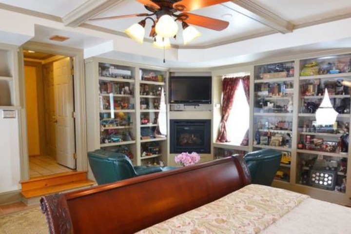 Room 6 of 130