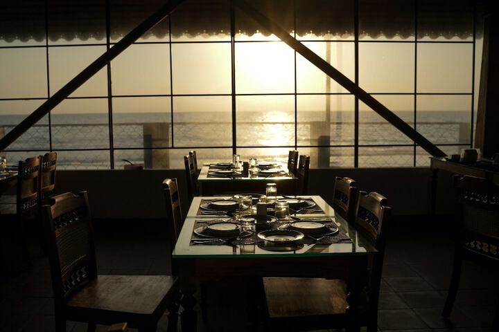 Dining 7 of 16