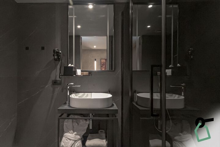 Room 12 of 27