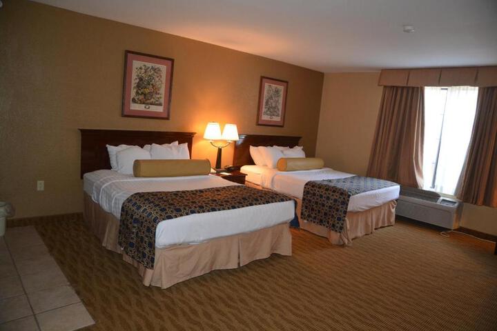 2 Queen Beds (2 of 4)