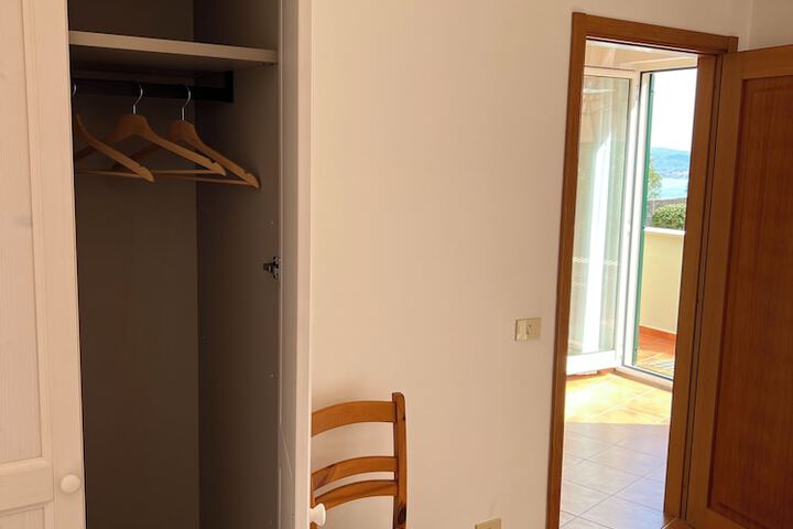 Room 9 of 32