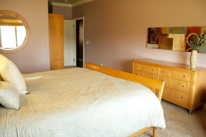 Room 2 of 10