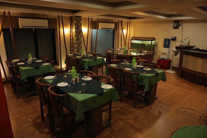 Dining 32 of 44