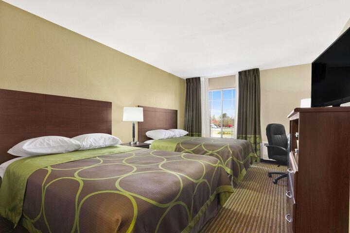 2 Queen Beds (1 of 12)