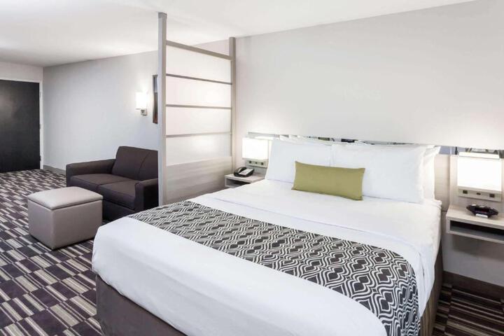 1 Queen Bed (9 of 19)