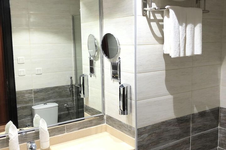 Room 13 of 20