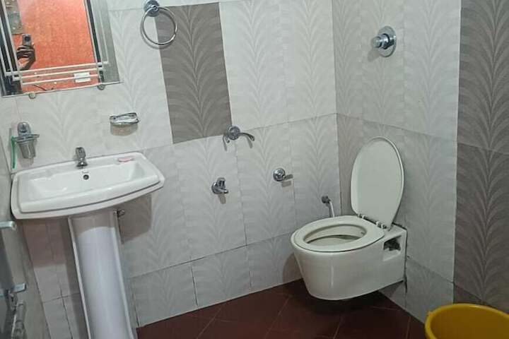 Room 9 of 16