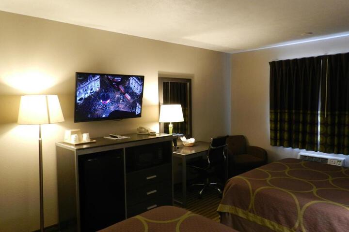 1 Queen Bed Deluxe Room (8 of 17)