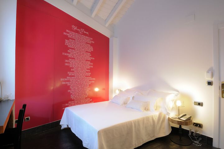 Room 10 of 32
