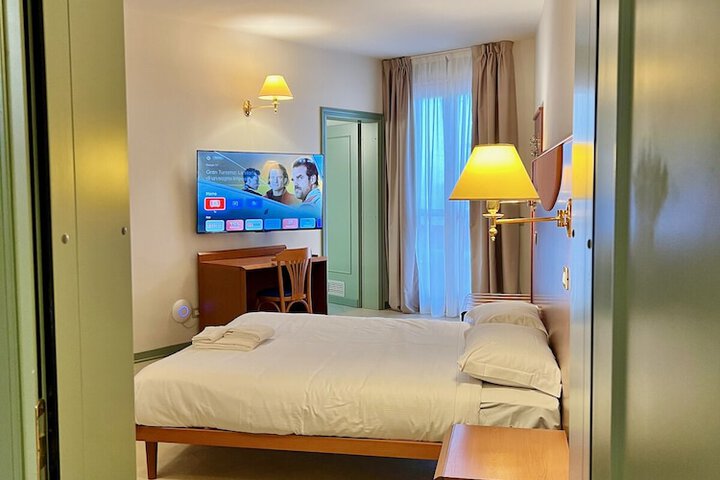 Room 8 of 28