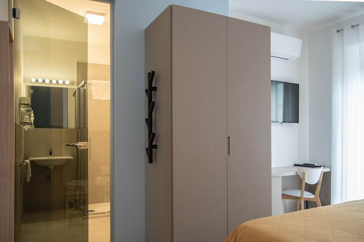 Room 17 of 102
