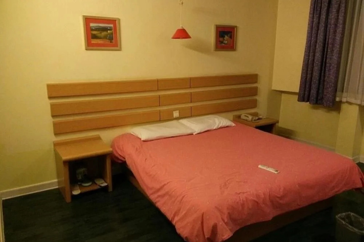 Room 4 of 14