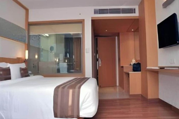 Room 9 of 33