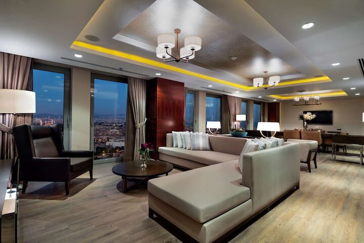 Room 33 of 64