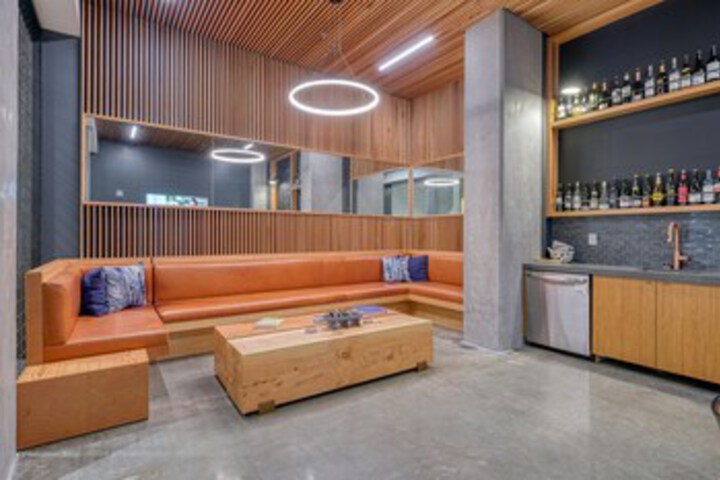 Lounge 23 of 69