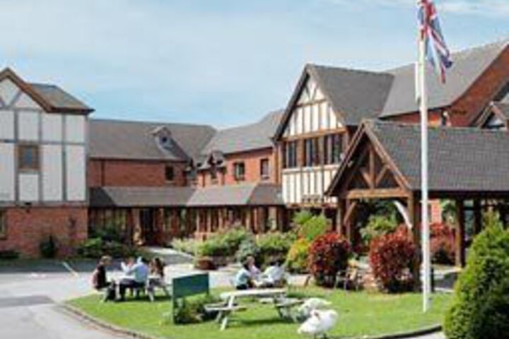MOAT HOUSE CLASSIC