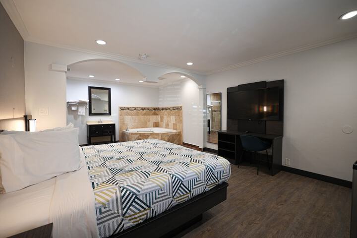 1 King Bed Micfridge (6 of 13)