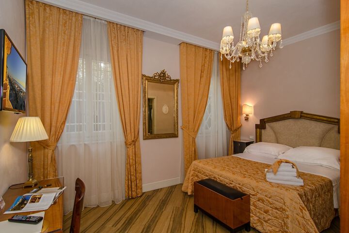 Room 6 of 42
