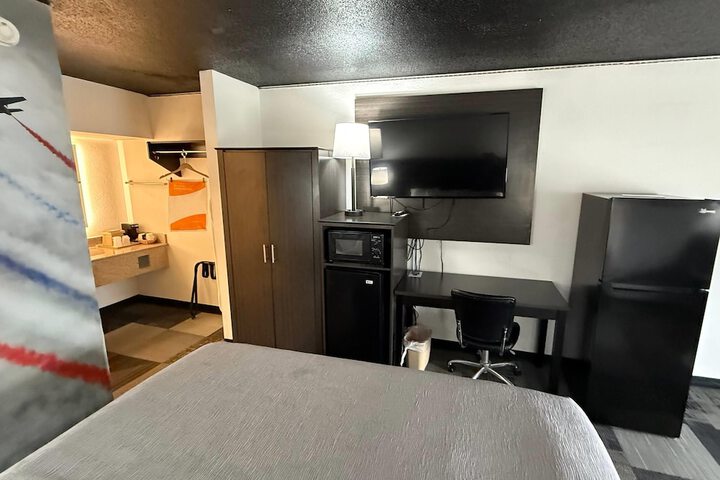 Room 11 of 18