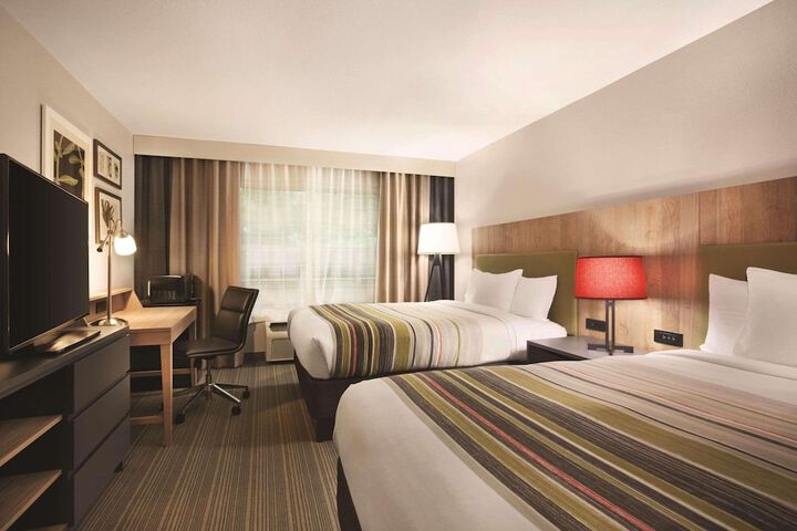 2 Queen Beds (2 of 5)