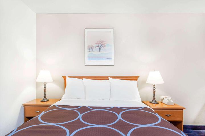 2 Double Beds (1 of 8)
