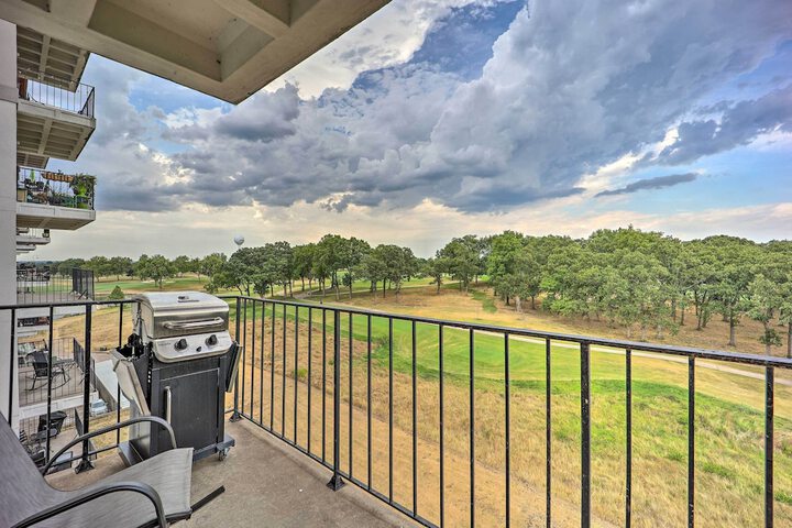 Golf Course & Lake Views: Cozy Afton Condo!