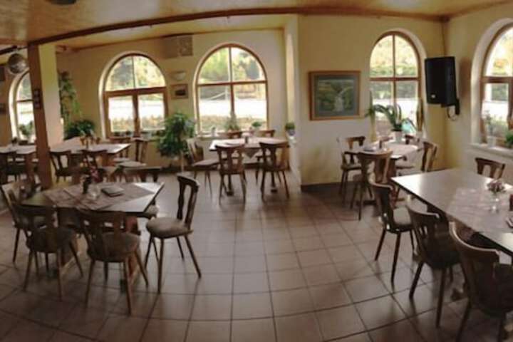 Dining 11 of 23