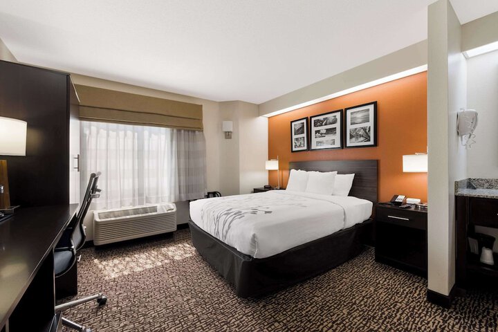 1 Queen Bed (17 of 18)