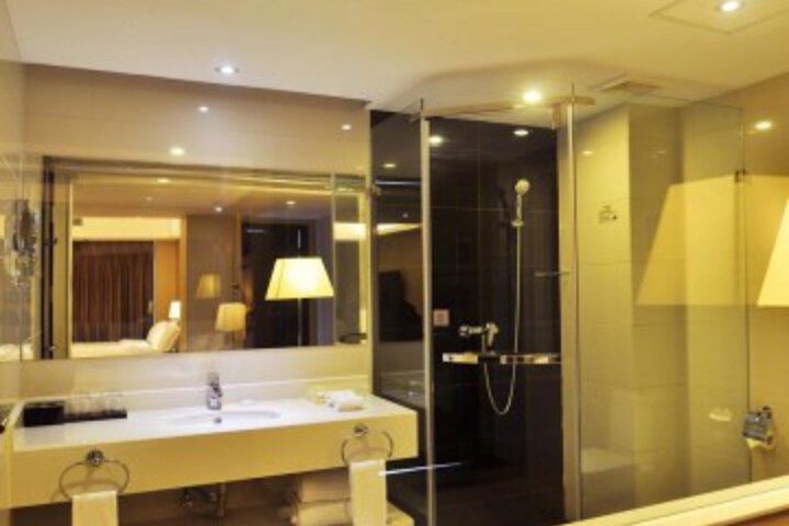 Room 3 of 8