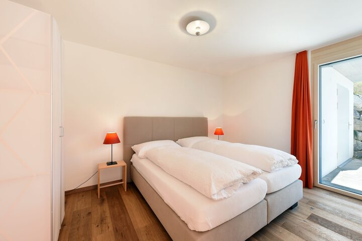 Room 5 of 166