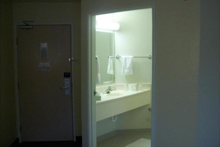 Room 21 of 34
