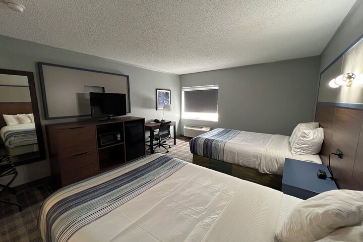 1 Double Bed Mobility or Hearing Accessible Room Bathtub with Grab Bars (3 of 4)