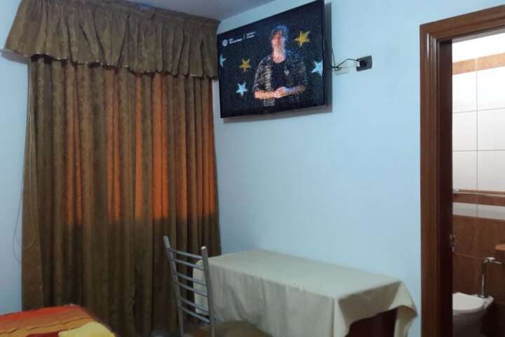 Room 8 of 9