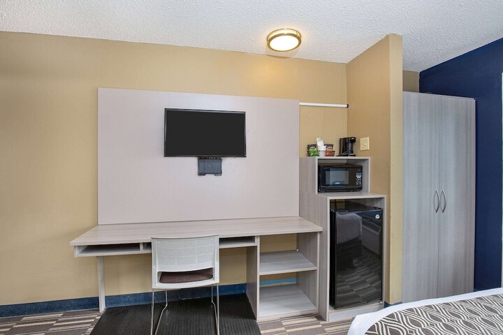 1 Queen Bed (2 of 27)
