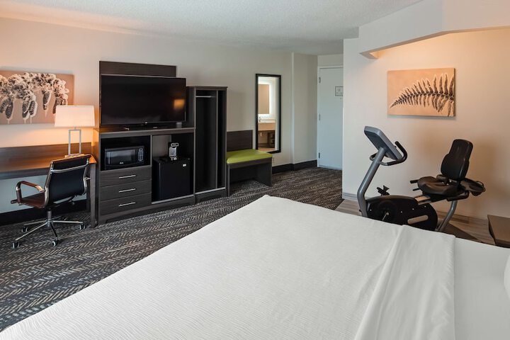 1 King Bed Exercise Bike Microwave, Refrigerator Walk in Shower Full Breakfast (8 of 30)