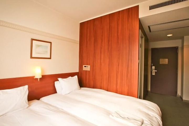 Room 11 of 35
