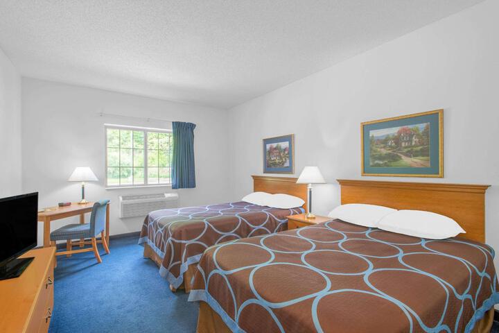 2 Queen Beds Sofa Bed Flat Screen Television Refrigerator High Speed Internet Accessible Full Breakfast (5 of 10)