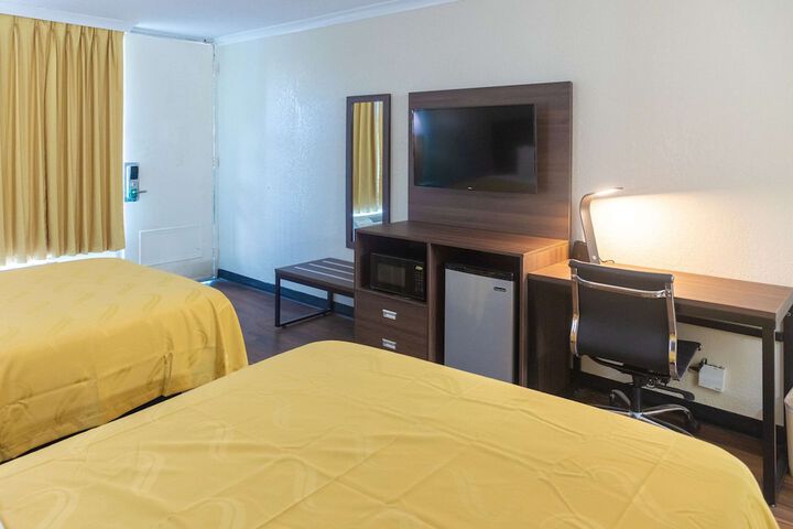 2 Double Beds (17 of 23)