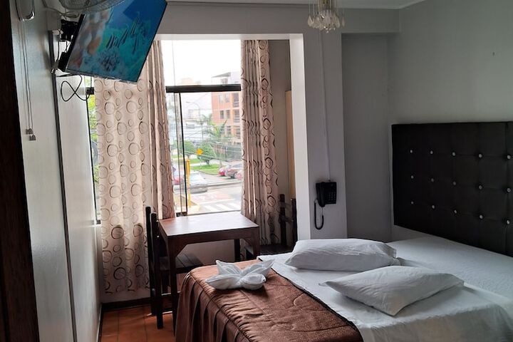 Room 5 of 9