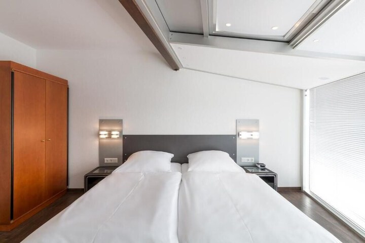 Room 10 of 33