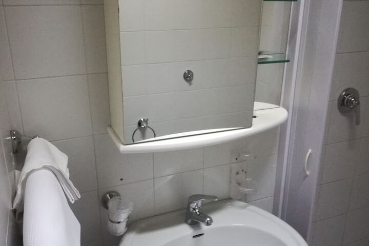 Room 4 of 6