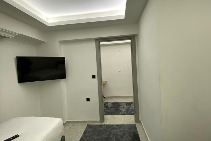 Room 4 of 6