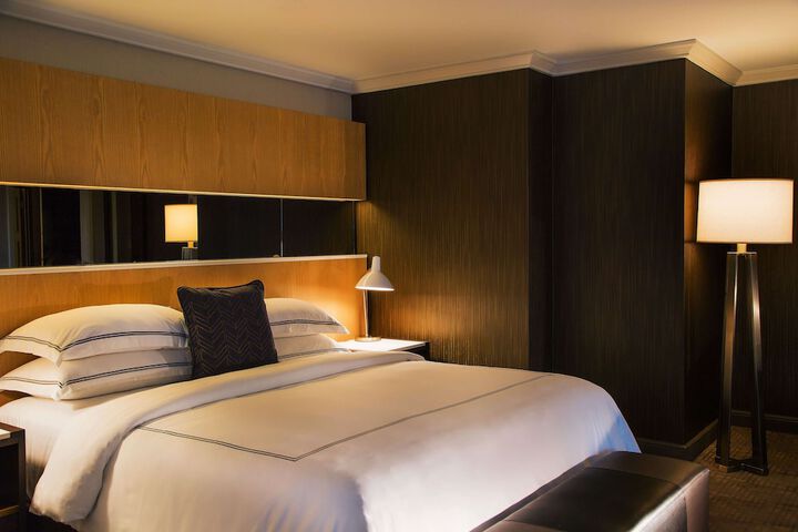 Deluxe King Bed (8 of 30)