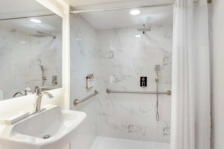 1 Queen Bed Full Kitchen (3 of 18)